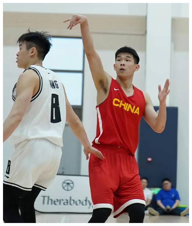 总体而言,我们男篮的顶级球星如周琦,郭艾伦等年龄渐长,现在是培养