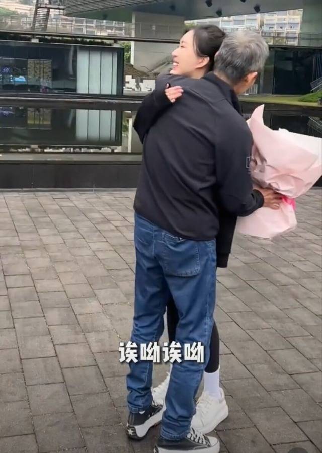 王石夫妇庆结婚纪念日田朴珺送40万国产豪车烛光晚餐吃红烧肉