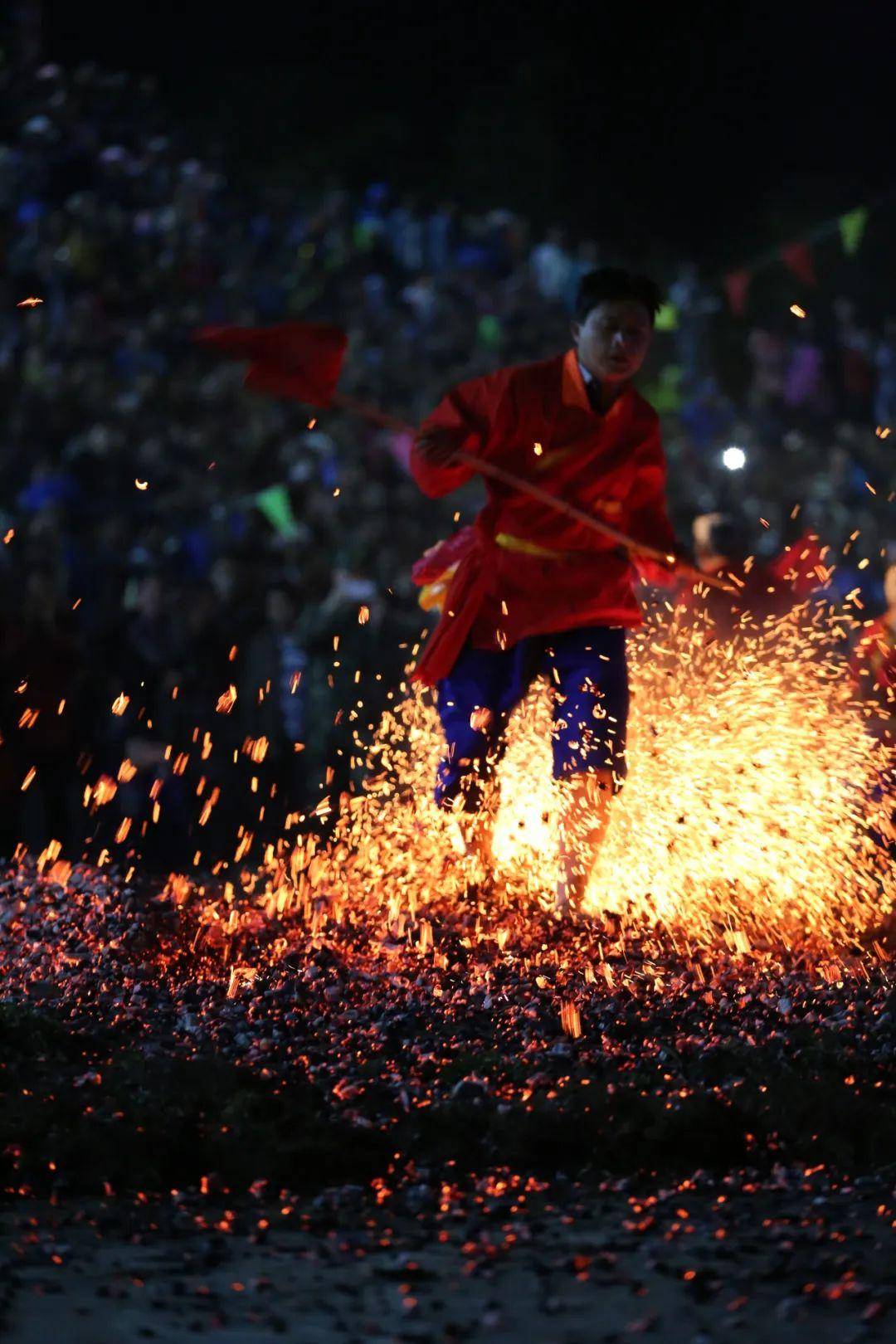 "上刀山,下火海"是刀杆节中主要的习俗表演活动,再现了傈僳族翻山越岭