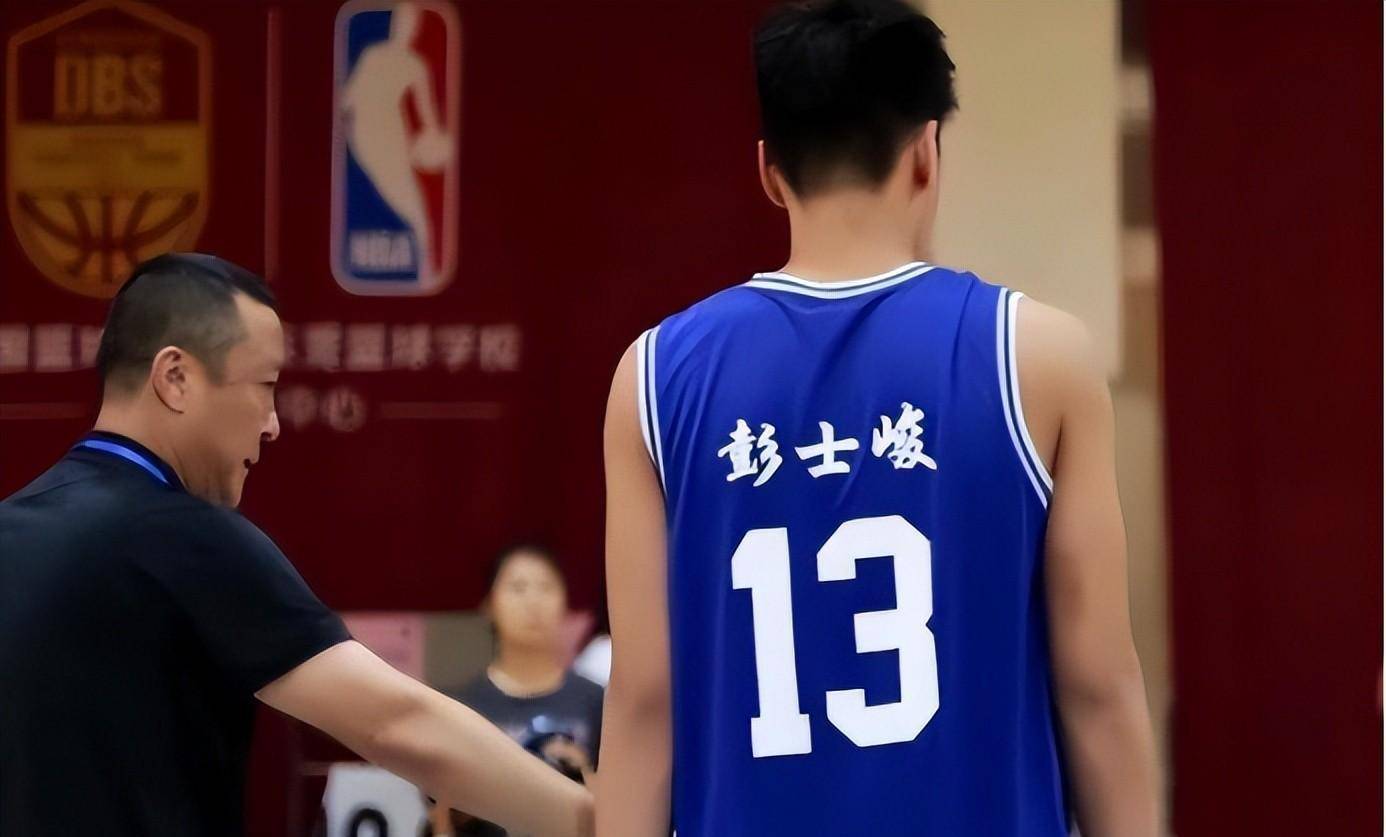 广东提拔2新秀很成功,杜锋拿出新3战术,朱芳雨不签3外也能夺冠_彭世俊