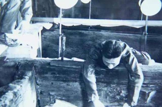 1957年定陵挖掘的罕见镜头万历的遗骨照郭沫若现场指导