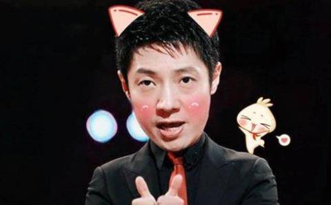 不止撒贝宁,在电视还有一些主持人也放飞了自我,比如康辉和朱广权.