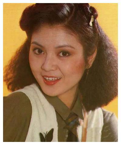 一开始要介绍的就是林家的故事,香港商界大亨林建岳的母亲余宝珠在