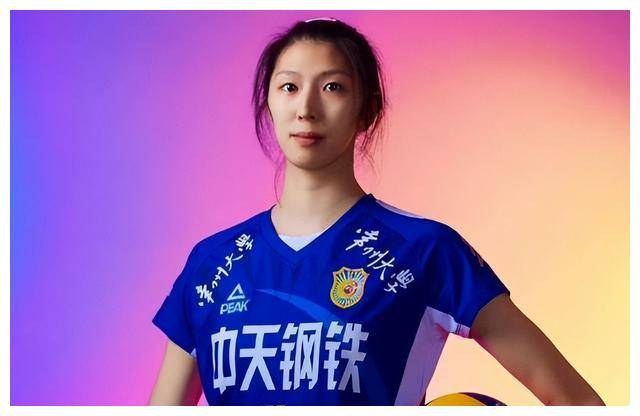 由于李盈莹是主要得分手,与她搭档的主攻通常以接防为主,是保障型主攻