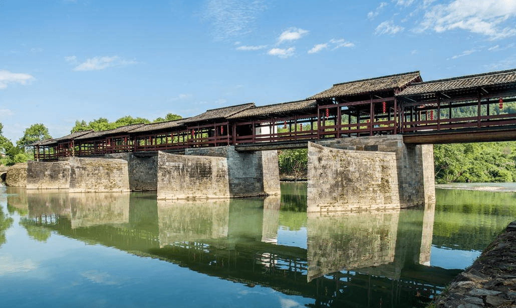 江西这座八百年古桥，历经洪水冲刷屹立不倒，被誉为最美的廊桥