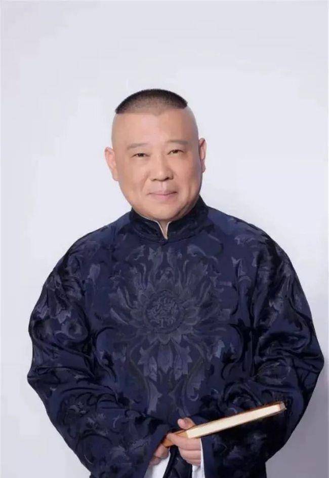 郭德纲颁奖,杨幂接过话筒第一句话就是:我和老郭私下关系非常好