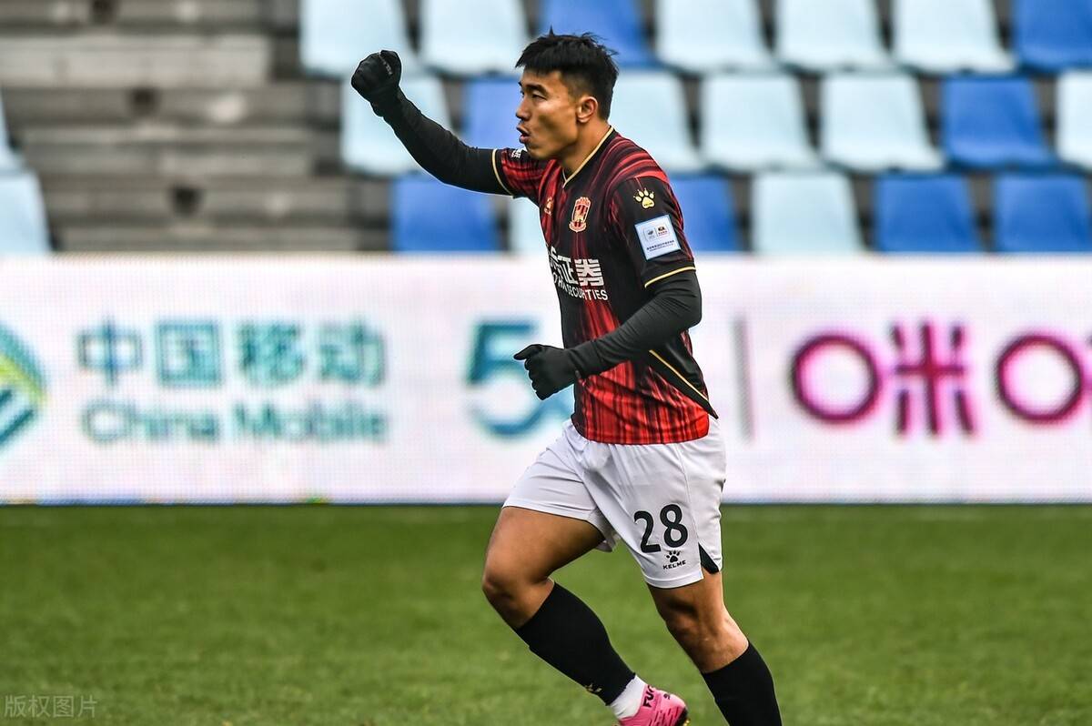 原以为离队能踢中超主力,结果沦落业余联赛_李浩文_中锋_成为了