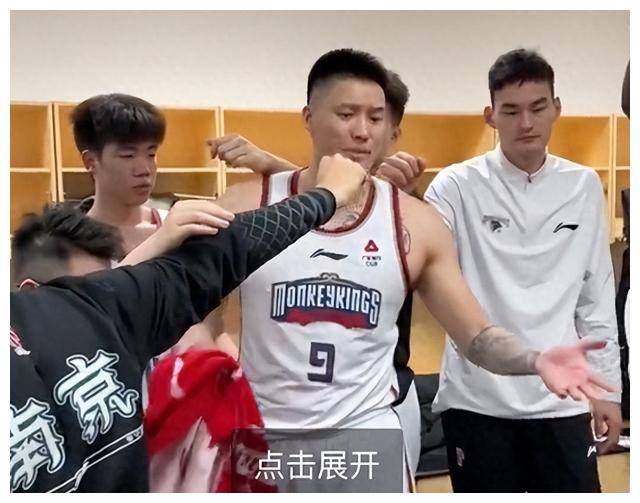 22-23赛季,曾繁日在南京同曦队展现出了强大的实力和领袖气质.
