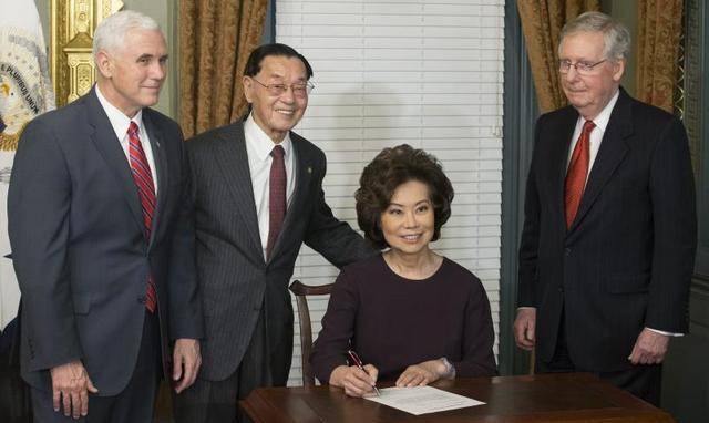 后来布什亲自前来邀请,赵小兰才正式上任为美国的第24任劳工部长,这也