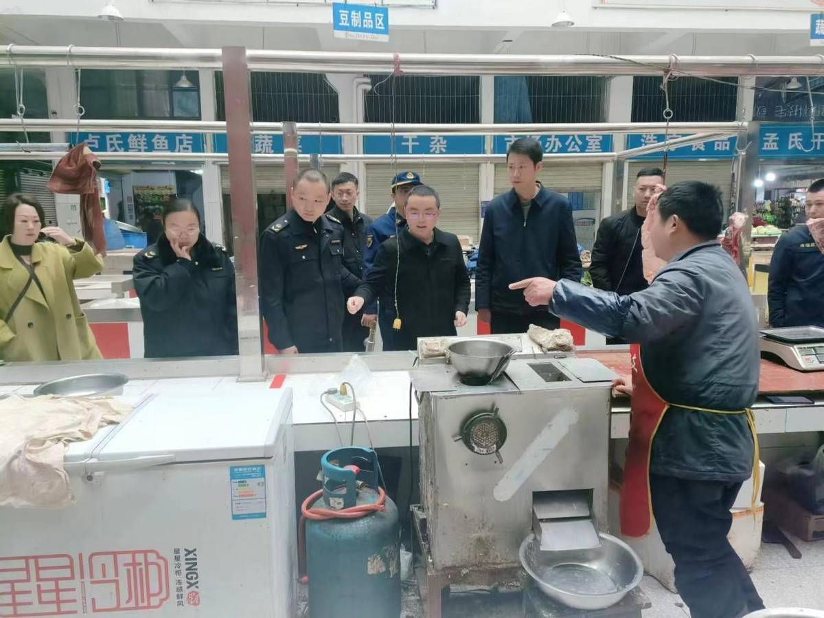 遂宁船山胡瑞杰督导农贸市场和规下食品企业作坊安全生产工作