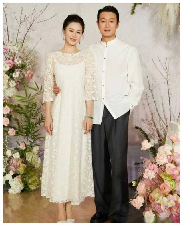 佟大为爆照全家福三子女颜值爆表女儿超高迷人