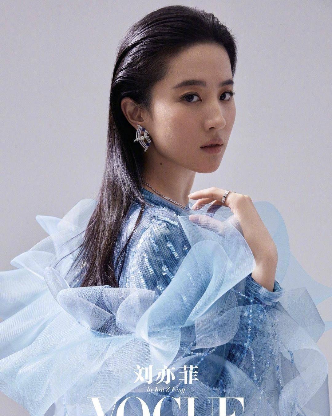 刘亦菲4月杂志照美极!裙装裤装都养眼,换妆后不再"撞脸巩俐"_造型_耳