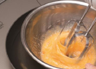 事前准备模具:边长8cm的立方体模具鸡蛋55g,三温糖38g,蜂蜜8g,开水6ml