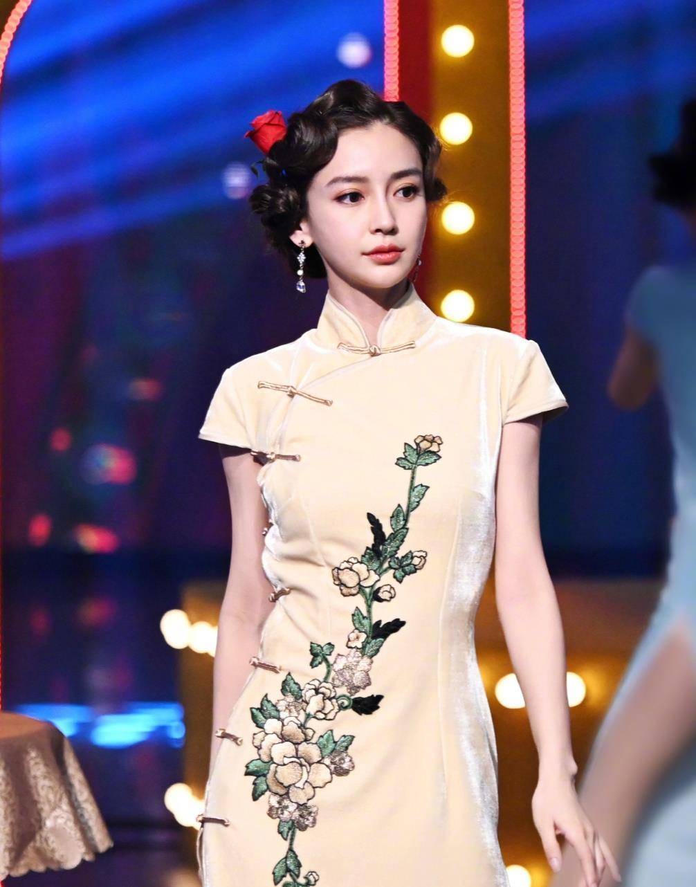 杨颖的混血颜值穿旗袍其实也是有困难的,就好像将汉服穿在外国人身上