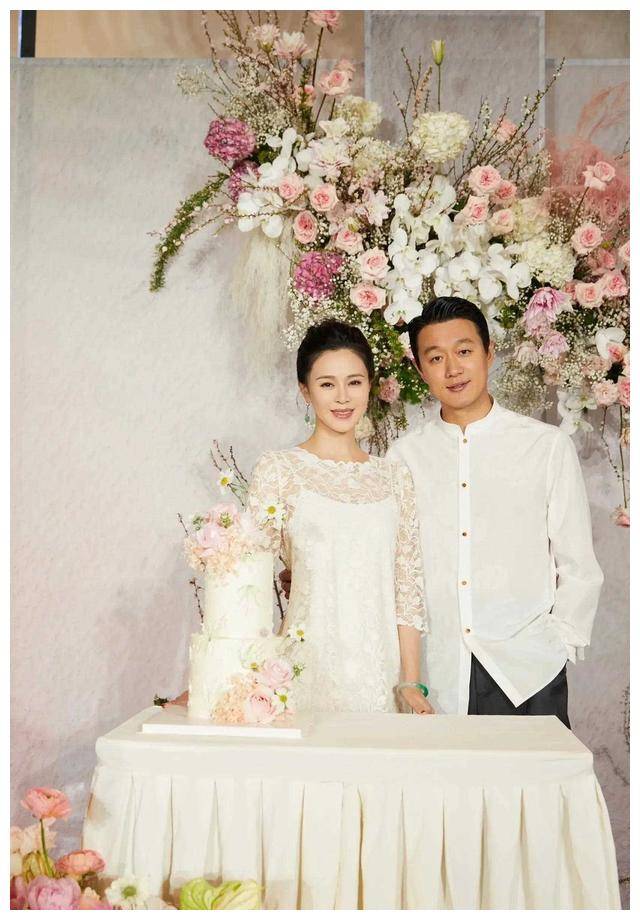 原创45岁关悦庆生全家幸福满满女儿高挑甜美妈妈甜美超幸福