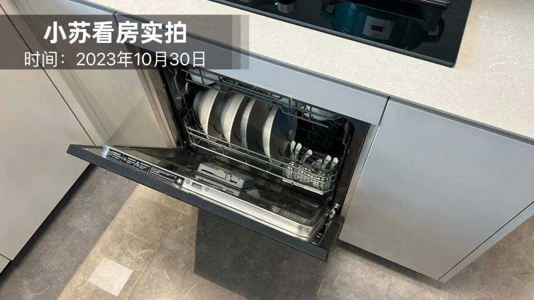 宏宇或同等品牌瓷砖;博洛尼,金牌或同等品牌定制模压门板整体橱柜