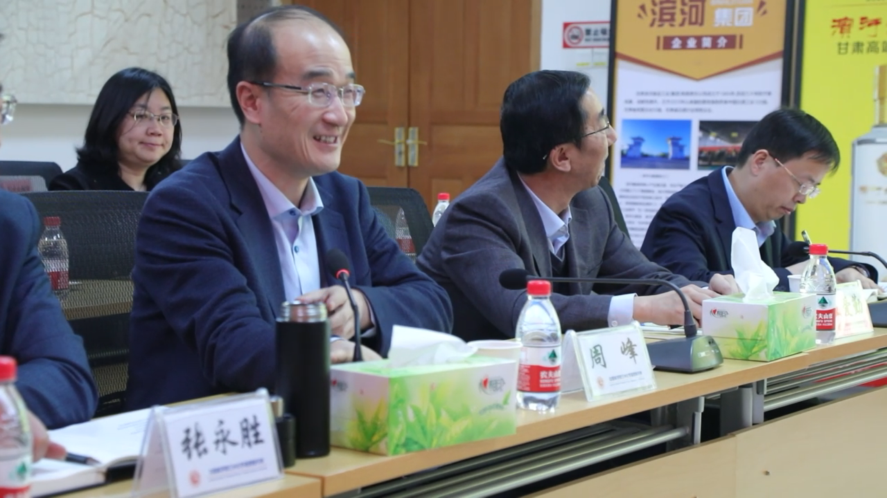 签约仪式上,中国科学院兰州化学物理研究所党委副书记,所长周峰进行