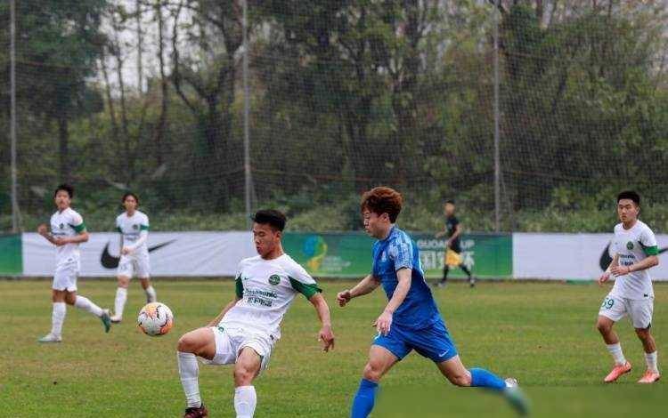 申花u21队2-0力克浙江u21队,蝉联中赫国安杯冠军_比赛_激情_的足球