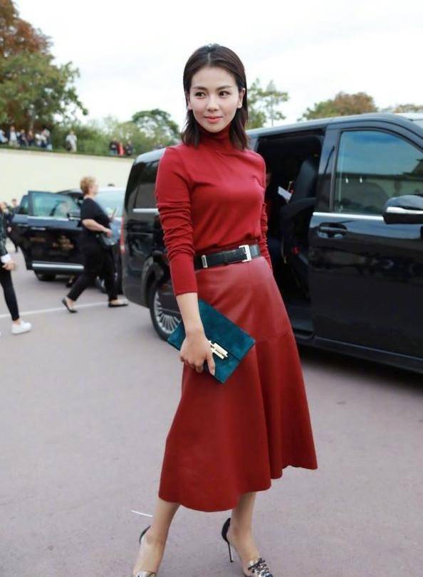 让身高再上升一个等级,同时,鞋子与腰带的色彩保持着统一,看得出刘涛