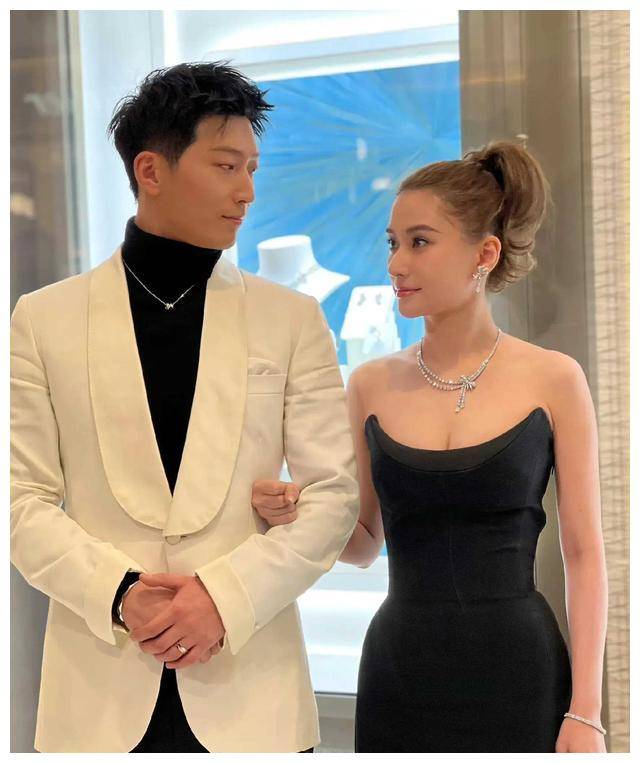 原创窦骁与何超莲传闻巧妙化解默契眼神牵引细节抓得恰到好处