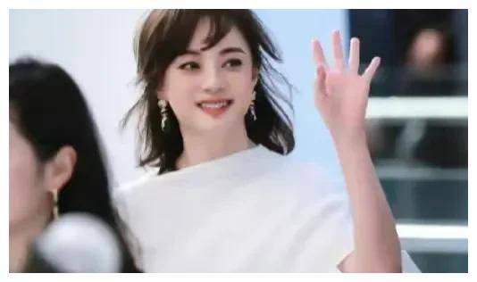 孙俪42岁盛装亮相半扎头披发焕颜梳妆不再短发时代