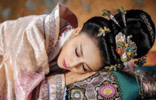 这年杨三十三岁,杨娥正象一只烂熟了的桃子,全身释放着甘甜诱惑的气场