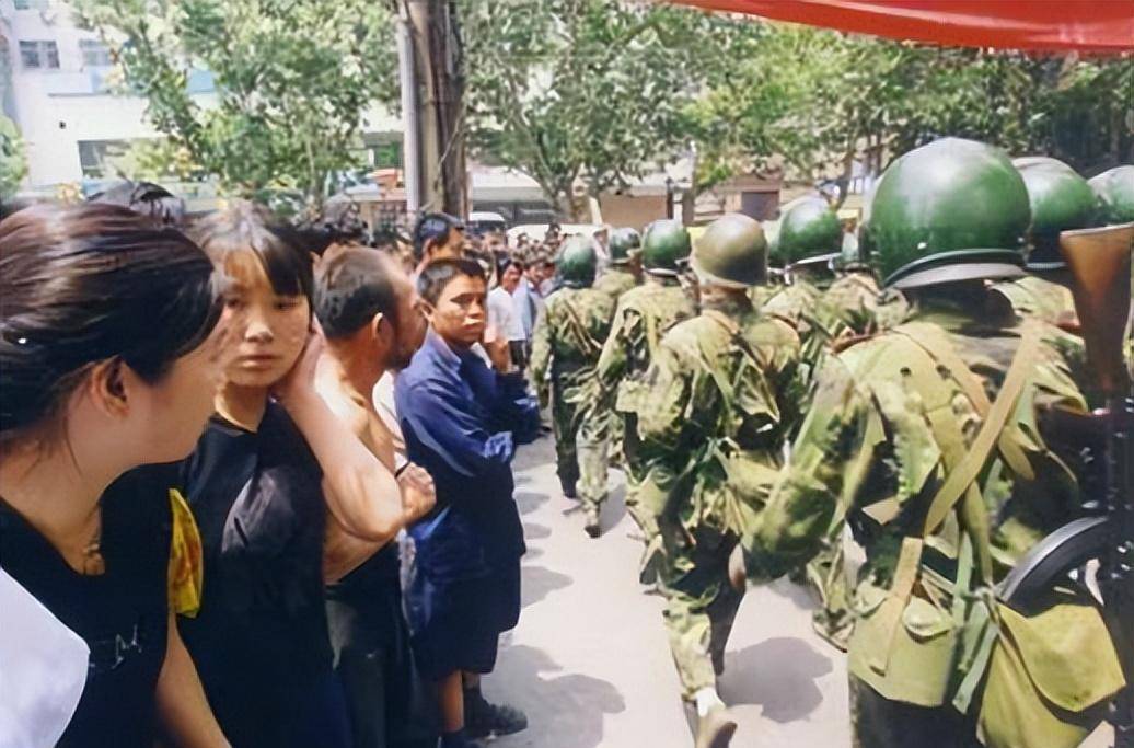 原创2000年河南退伍兵王带着家人抢劫银行最终因一把门锁被抓