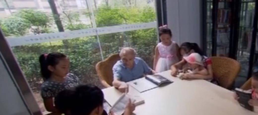 宋扬为了让汉斯更好的在中国生活,给老人买了大量的英文杂志以及英文