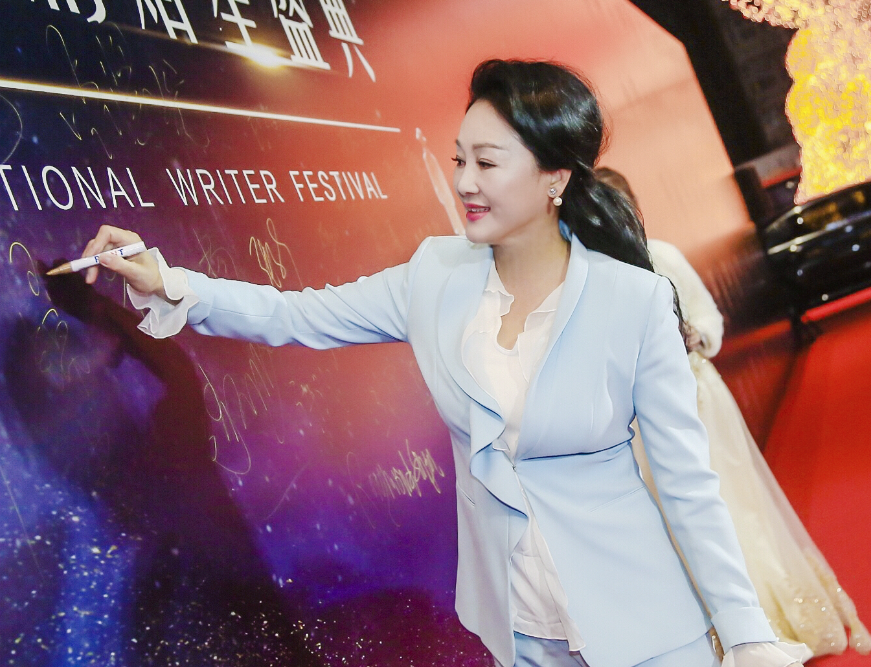 原创王姬这状态也太好了吧穿低胸纱裙与女儿走红毯美得别有韵味