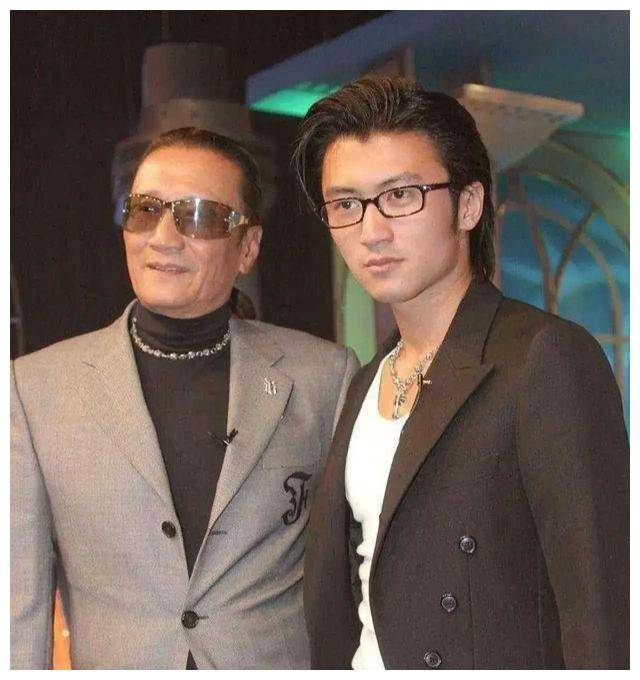 原创谢霆锋澳门惊艳亮相光头编发逼肖谢贤谈起王菲满面笑容