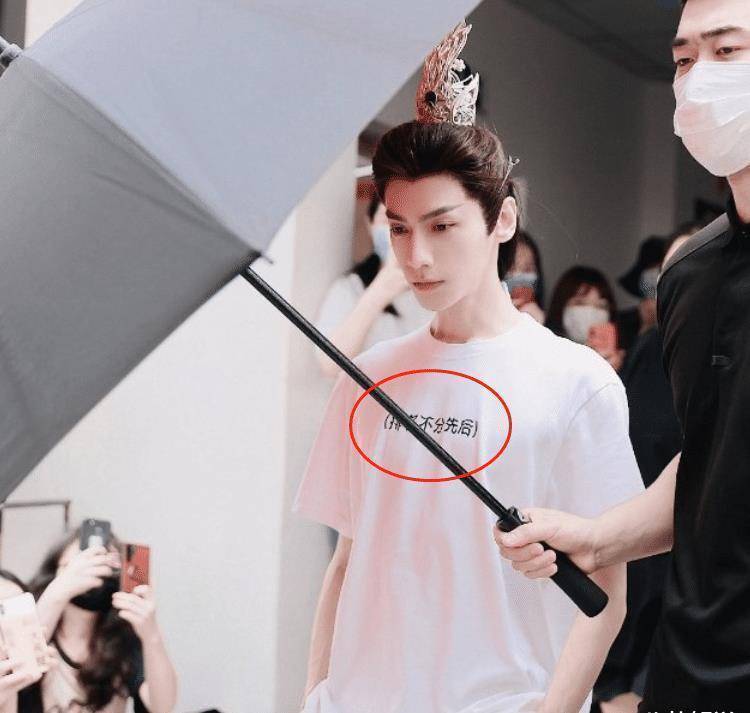 原创皓衣行杀青罗云熙陈飞宇穿黑白t恤现身剧组还是那么严谨