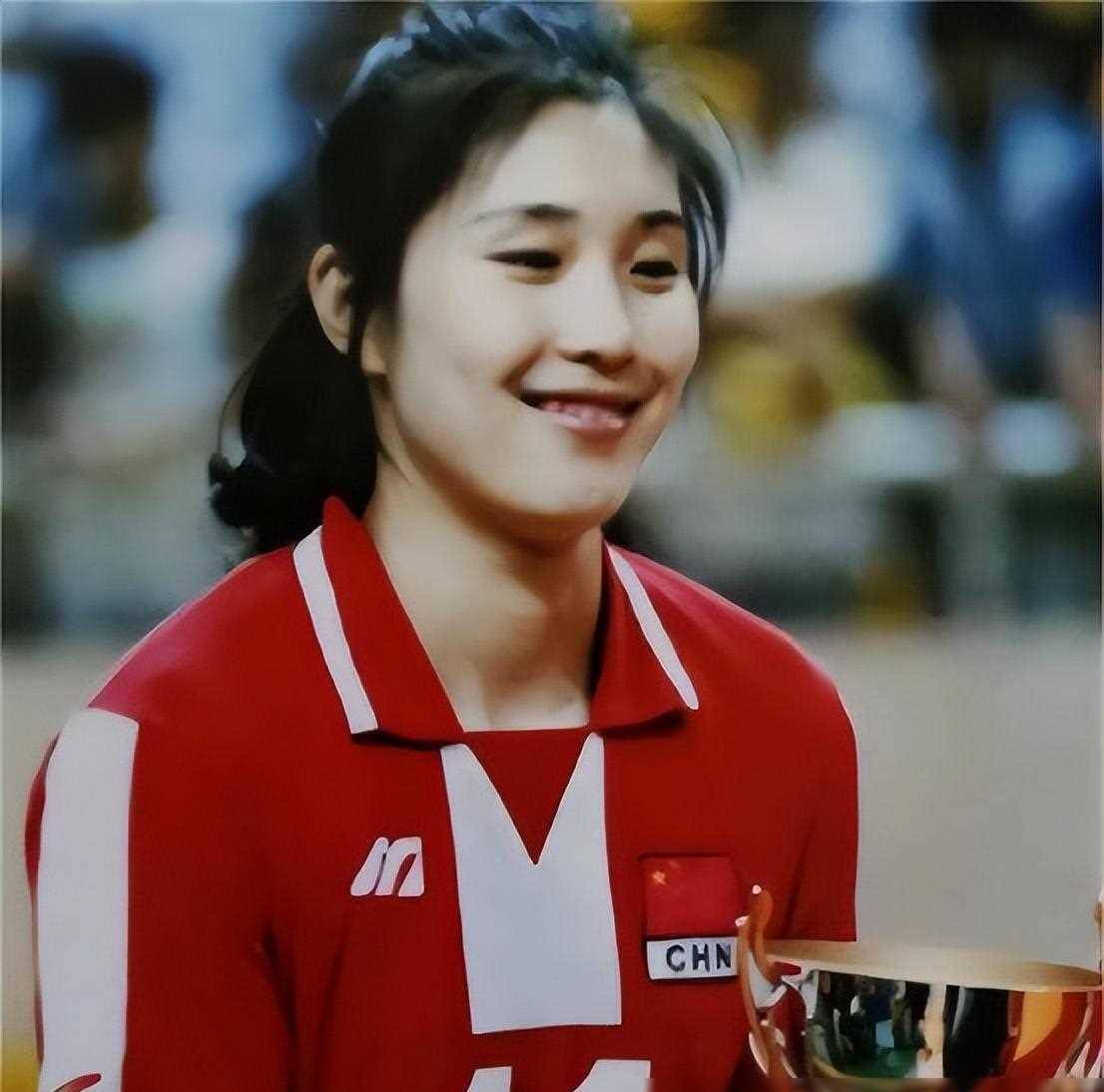 年轻时的孙玥,拥有着天赋和努力,她从小就展现出对排球的热爱和天赋