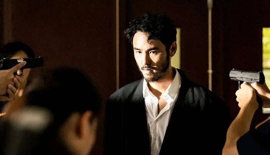 哪怕是一个抽烟的姿势,阮经天也比满脸粉白的鹿晗要帅气和阳刚!