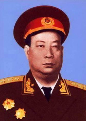 气氛特别紧张,新疆警备总司令陶峙岳主和,骑五军军长马呈祥,师长叶成