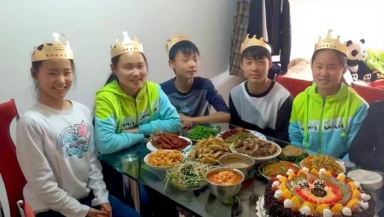 中国首例五胞胎现已长大曾为奥运福娃母亲却直言后悔了