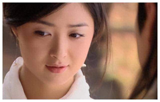 39岁蒋欣美艳登场,穿上肉感孔雀裙,散发紧致韵味,优雅动人.