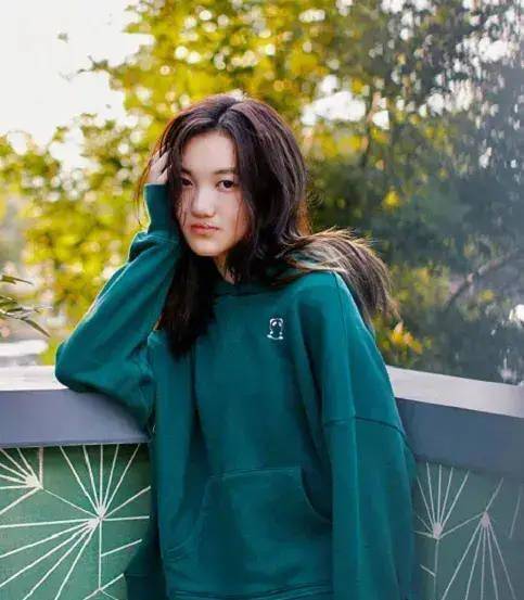 王菲17岁女儿李嫣聚会正脸照曝光化浓妆变化大嘴唇似完全修复