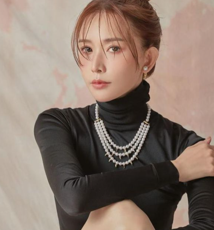 49岁林志玲罕见晒长腿,打扮太过日系被吐槽,姐姐美貌依旧