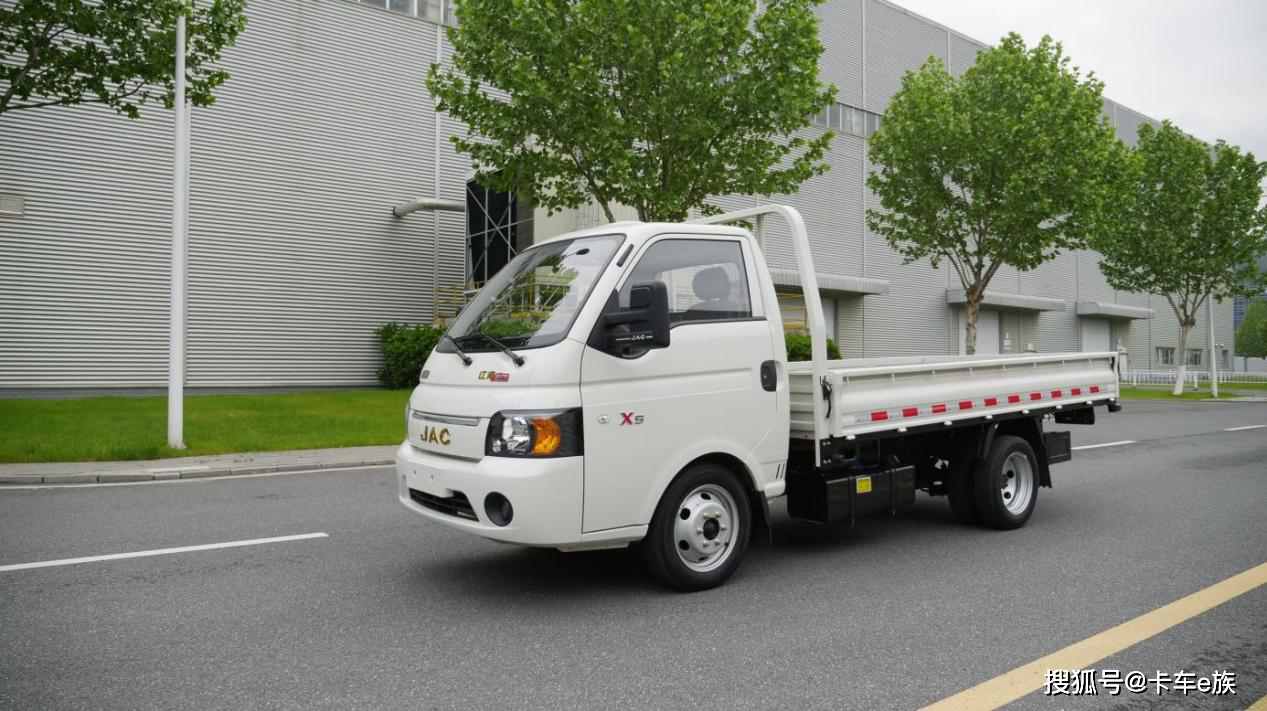 之所以很多年轻人选择移动摆摊创业,最重要的原因就是这种形式更加