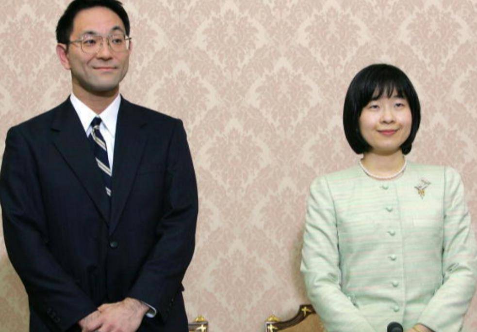 原创同是公主清子拿陪嫁给丈夫买房安妮戴王冠住女王准备好的城堡