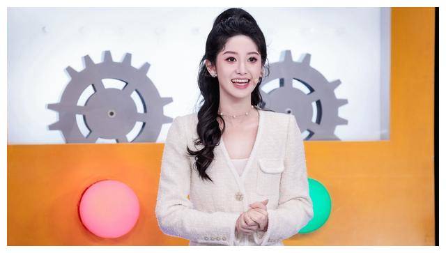 严尚嘉登上巅峰,超越刘心悦,主持多个热门节目._比赛_许斌_沈倩
