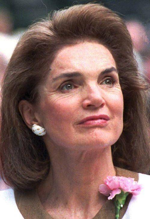 原创1963年肯尼迪葬礼杰奎琳跪在灵柩前流泪永恒之火燃烧至今