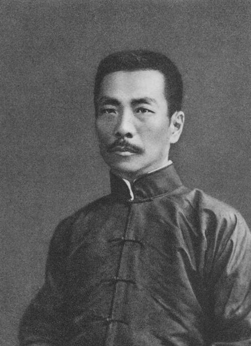 郭沫若4字嘲讽鲁迅鲁迅加1字回怼世人笑称这便是郭沫若一生