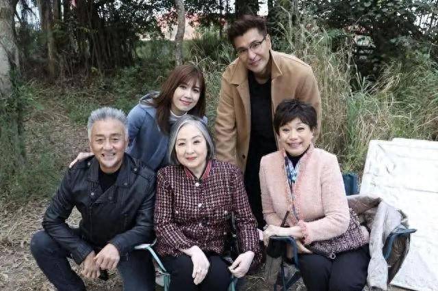 tvb绿叶怒斥后辈未红先骄离婚多年不再信爱情苦撑供子女上学