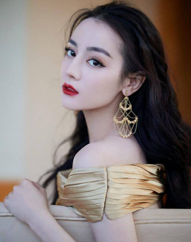 原创迪丽热巴晒最新自拍转发破百万晒出自拍不露脸眼睛神似老板杨幂