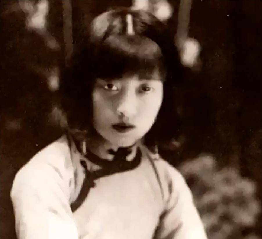 这首诗用来形容晚清末代皇后婉容的悲情一生,算是最为贴切合适.