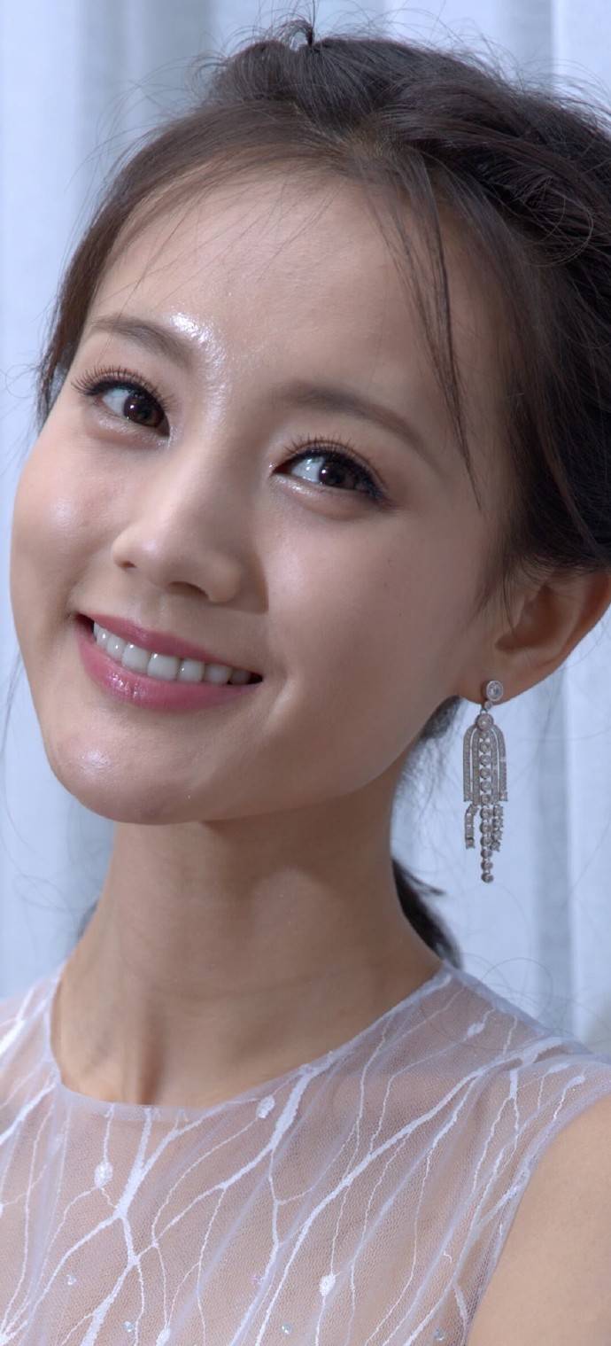 然而,李一桐却以一张素颜的脸,成功挑战了这一极限.