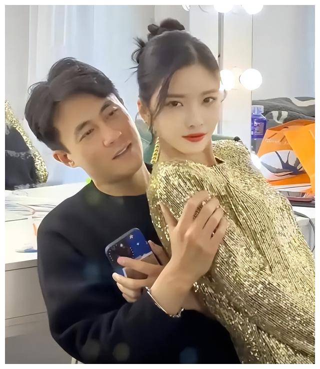 王灿秀恩爱突翻车坐杜淳大腿真相揭秘男方表情尴尬