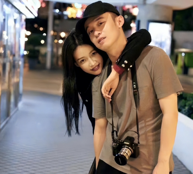 后来,孙怡还很快和娱乐圈著名经纪人王京花的童星儿子董子健恋爱结婚