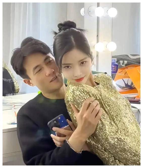 王灿秀恩爱突翻车坐杜淳大腿真相揭秘男方表情尴尬